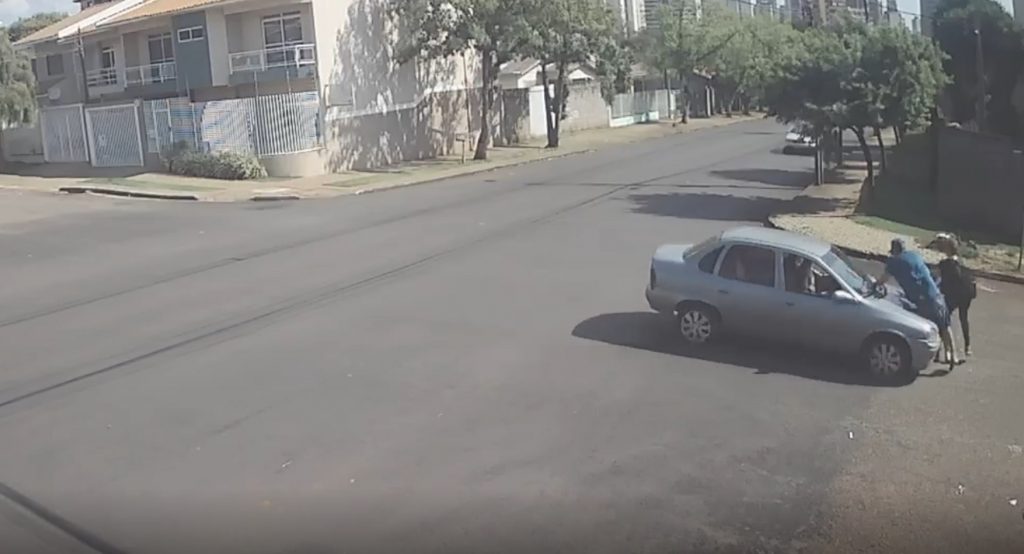 Câmera flagra casal sendo atropelado por Corsa no Centro