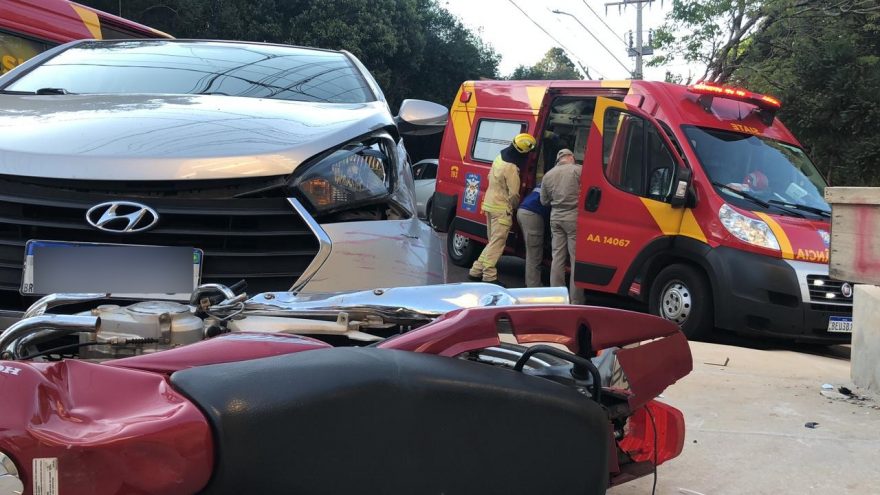 Homens ficam feridos em colisão entre HB20 e moto na Região do Lago, um deles gravemente