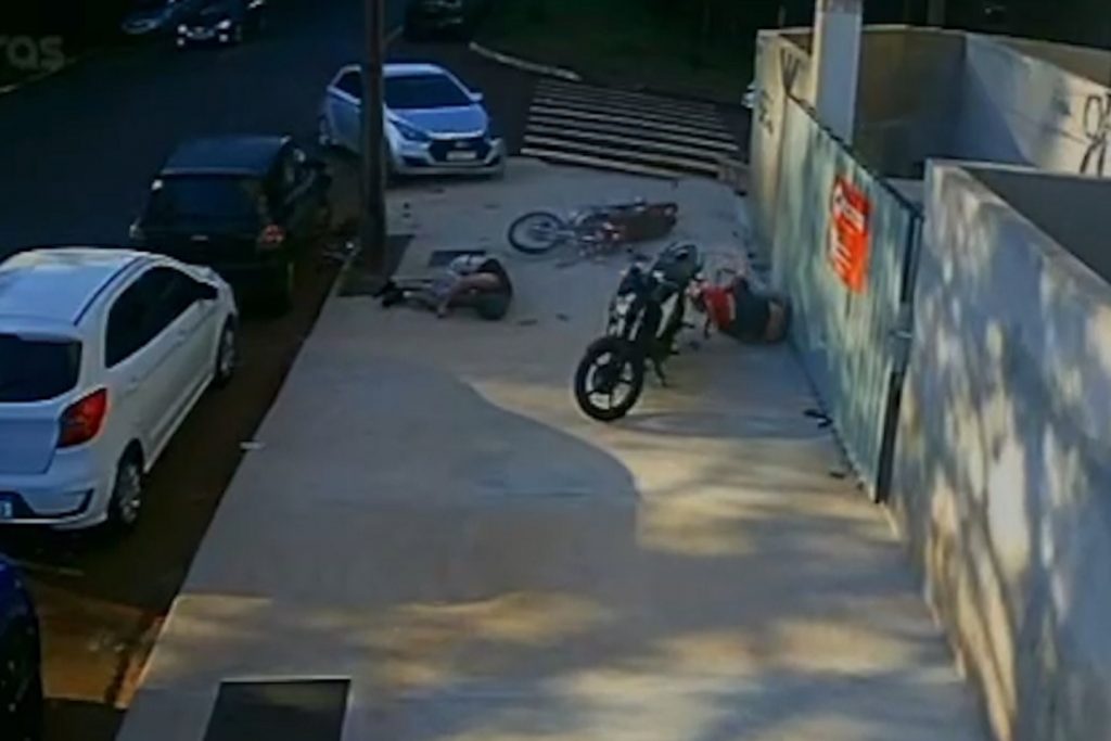 Câmera flagra colisão que deixou motociclista gravemente ferido na Região do Lago
