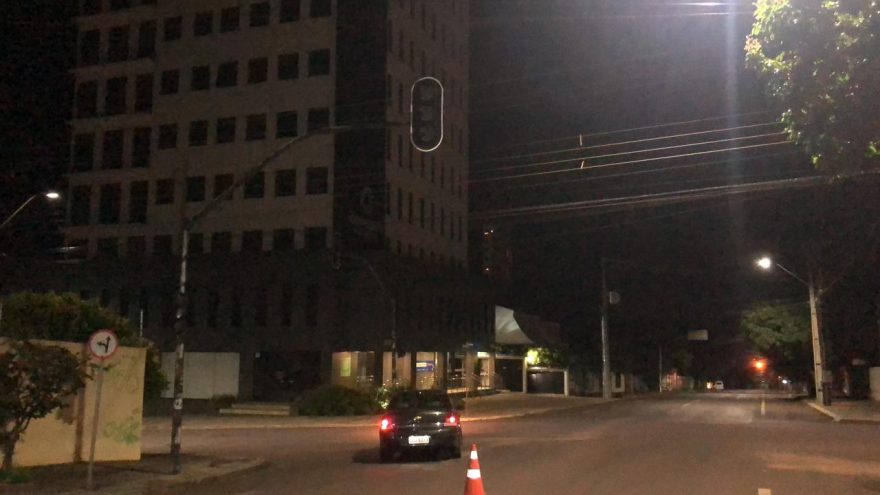 Morador reclama de semáforo desligado há mais de 24h na região central