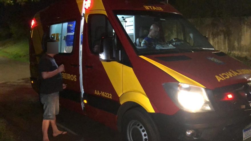 Ciclista fica ferido em colisão com carro na Marginal da BR-277