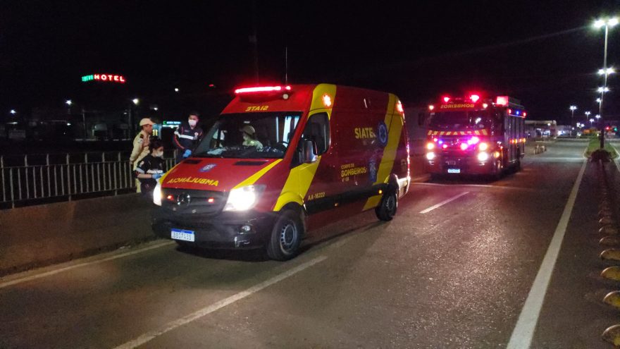 Socorristas atendem homem em situação de risco no viaduto da Carlos Gomes