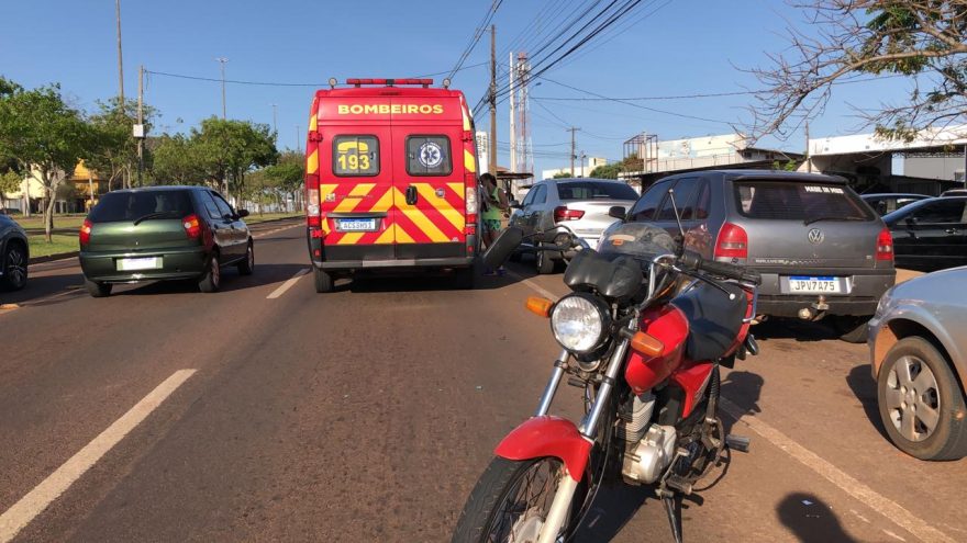 Colisão entre três carros e uma moto deixa homem ferido na Avenida Tancredo Neves