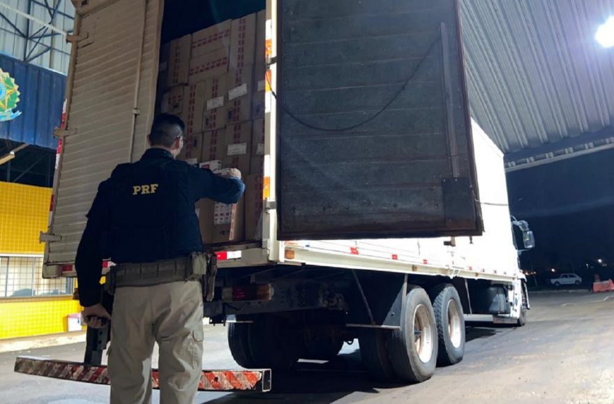 PRF recupera em Guaíra, caminhão carregado com cigarros contrabandeados do Paraguai