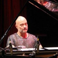 Pianista Rogério Koury apresenta show com obras de Tom Jobim, no Guairinha