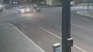 Câmera flagra acidente entre carro e moto em cruzamento com semáforo inoperante no Centro