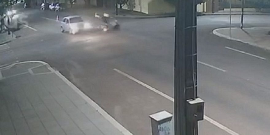 Câmera flagra acidente entre carro e moto em cruzamento com semáforo inoperante no Centro