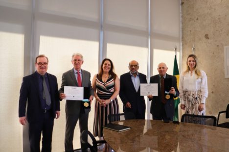 Fazenda entrega Medalha do Mérito ao procurador-geral e ao subprocurador do MPPR Imagem referente a Fazenda entrega Medalha do Mérito ao procurador-geral e ao subprocurador do MPPR
