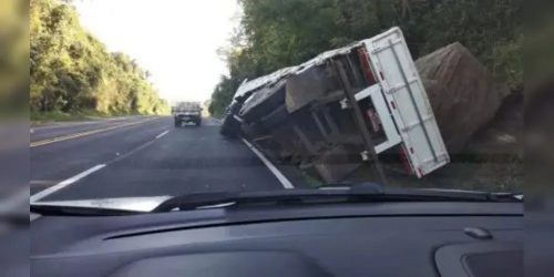 Imagem referente a Caminhão tomba na BR-376 nos Campos Gerais