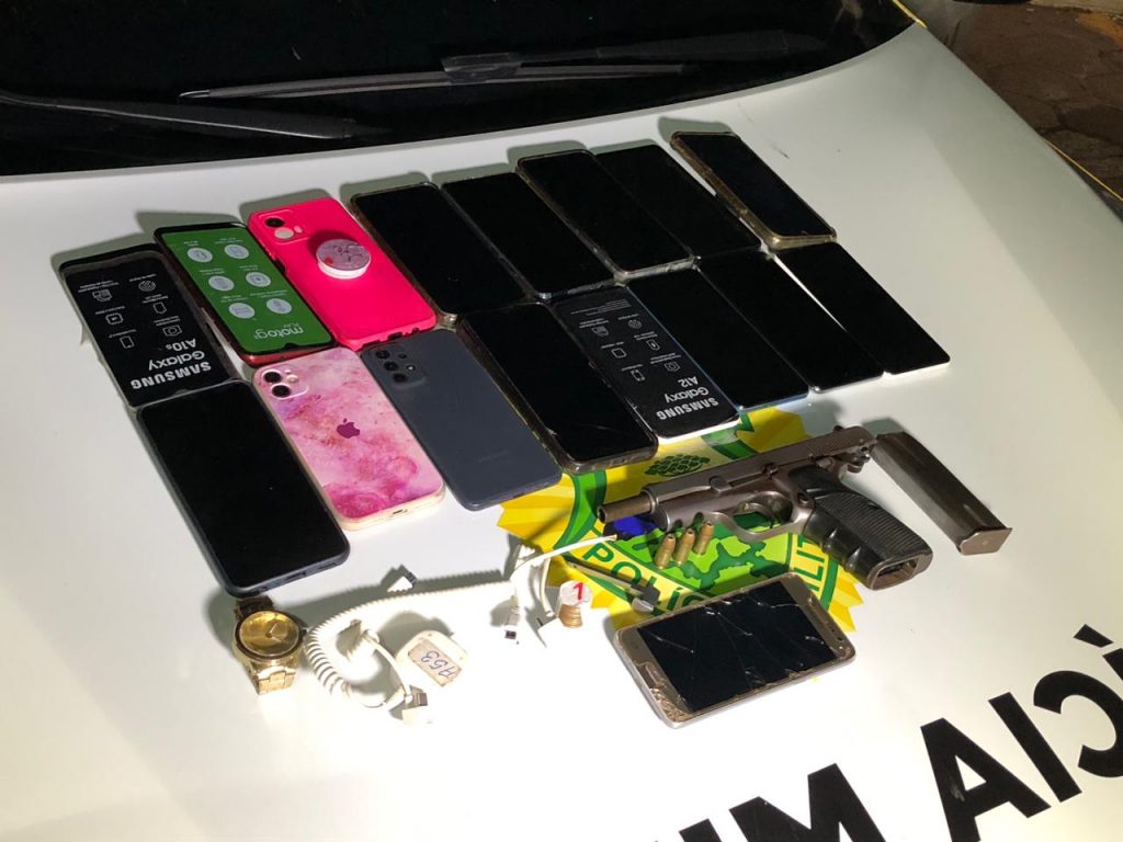 Dupla é encontrada pela PM com 16 celulares roubados e uma pistola