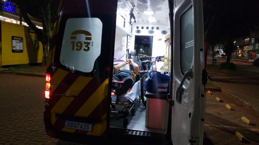 Homem fica ferido ao cair de bicicleta na Avenida Brasil, no Centro