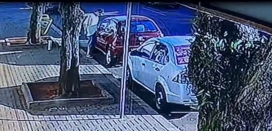 Imagens mostram momento em que Gol é furtado no Centro