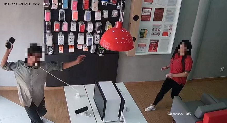 Imagens mostram homem quebrando celular em loja no Centro