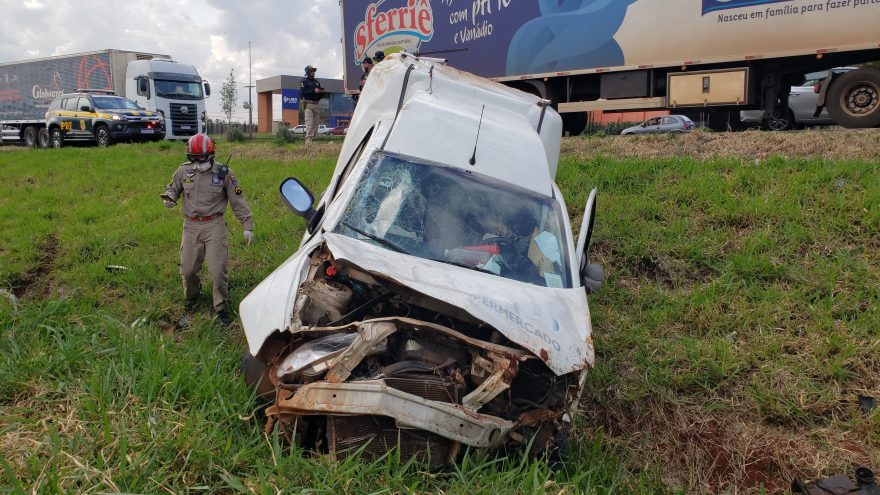Homem sofre fratura no nariz após capotamento na BR-467