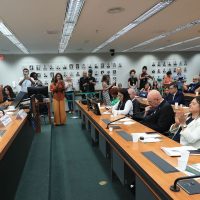 Em audiência na Câmara, políticos debatem uso medicinal da maconha Imagem referente a Em audiência na Câmara, políticos debatem uso medicinal da maconha