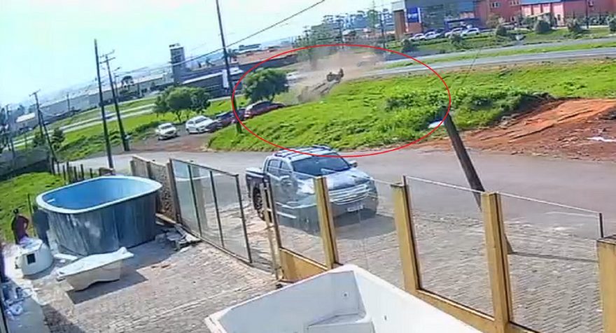 Câmera registra capotamento na BR-467 em Cascavel