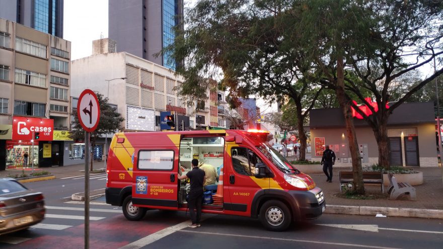 Mulher fica ferida ao ser atropelada por bicicleta na Avenida Brasil