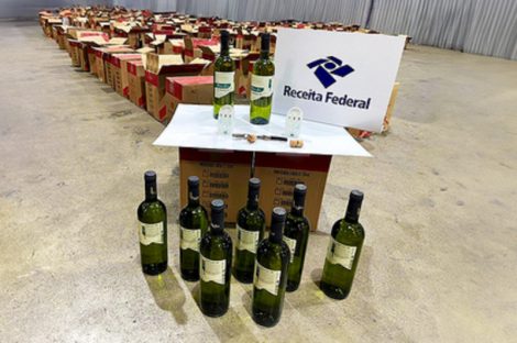Receita Federal apreende cocaína diluída em garrafas de vinho Imagem referente a Receita Federal apreende cocaína diluída em garrafas de vinho