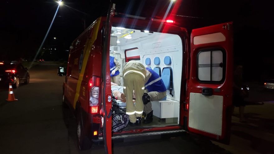 Jovem fratura fêmur e fica em estado grave em acidente na Rua Vinicius Morais