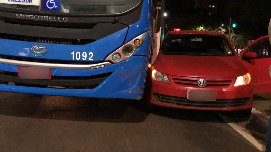 Acidente de trânsito entre ônibus e Gol é registrado na Avenida Brasil