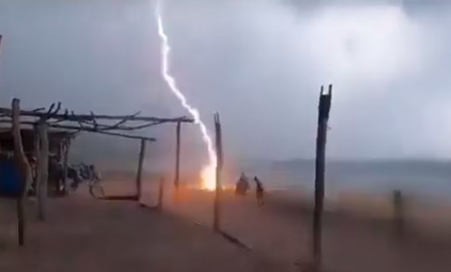 Raio atinge praia e mata duas pessoas; veja vídeo