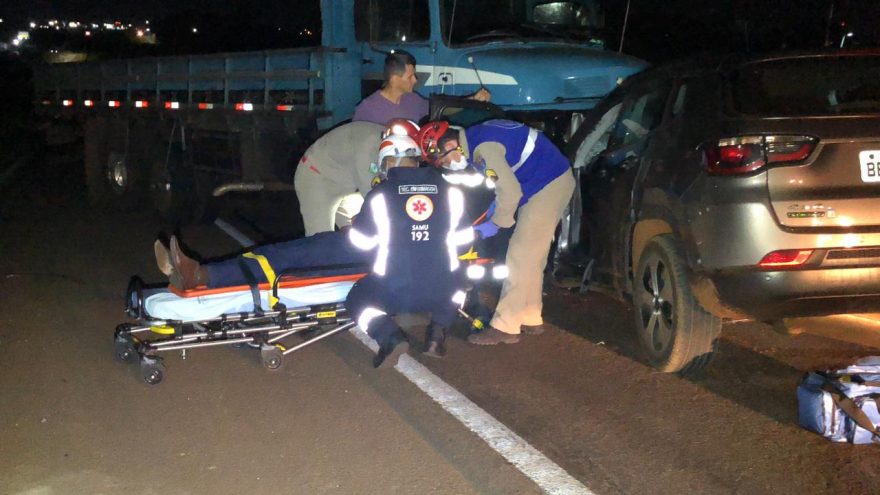 Colisão frontal entre Jeep e caminhão deixa homem ferido na BR-277 em Cascavel
