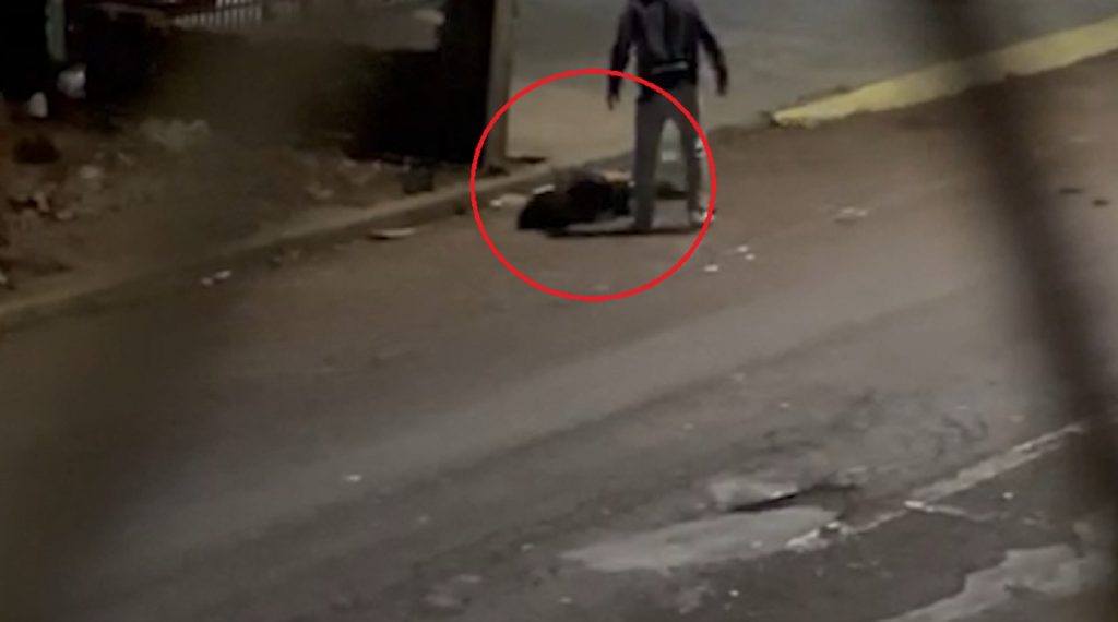 Morador de rua é jogado em entulhos após ser agredido na Avenida Carlos Gomes