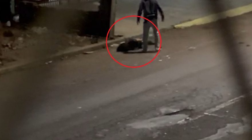 Morador de rua é jogado em entulhos após ser agredido na Avenida Carlos Gomes