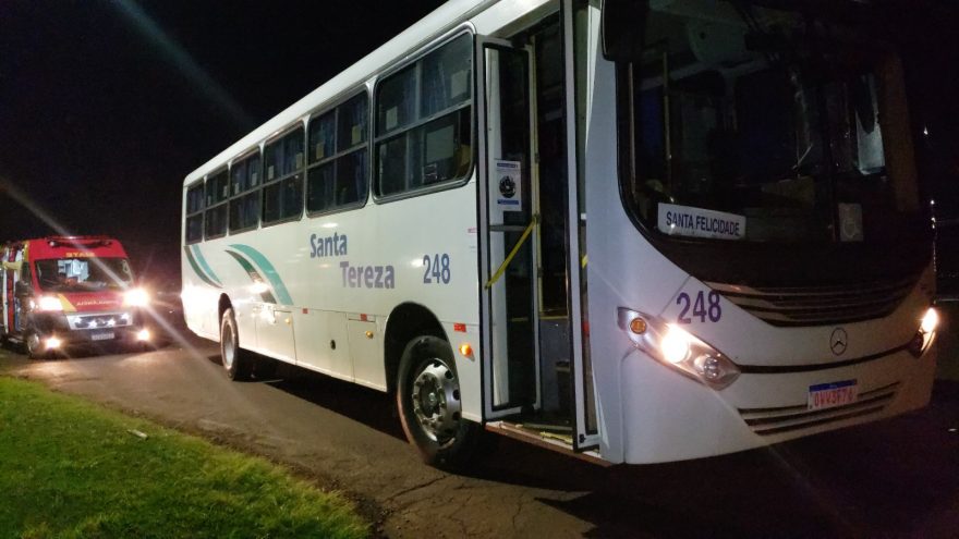 Motociclista se envolve em acidente com ônibus na marginal da BR-277