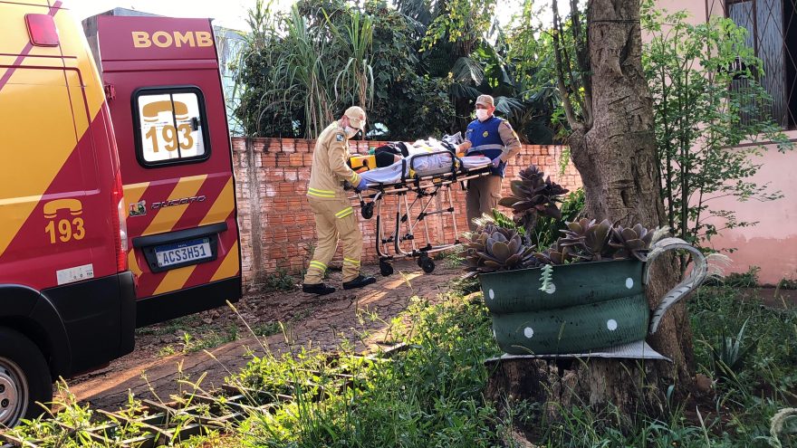 Mulher quebra a perna ao sofrer queda em banheiro de residência no Coqueiral