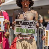 Povos indígenas marcham em Brasília contra marco temporal