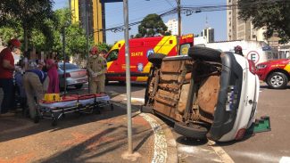 Renault Kwid capota e mulher fica ferida após acidente no Centro