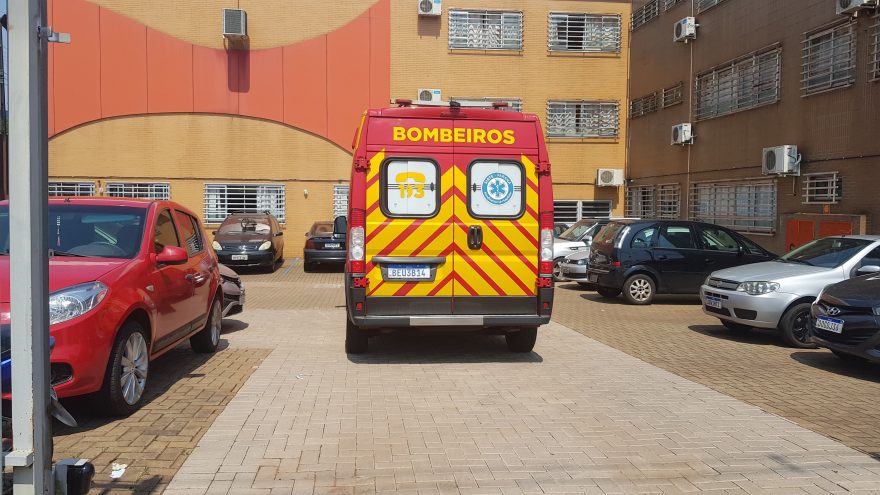 Criança fratura o braço após sofrer queda na escola