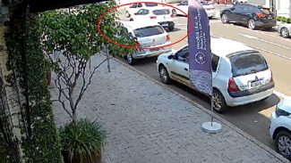 Câmera flagra Renault Kwid capotando após colisão no Centro
