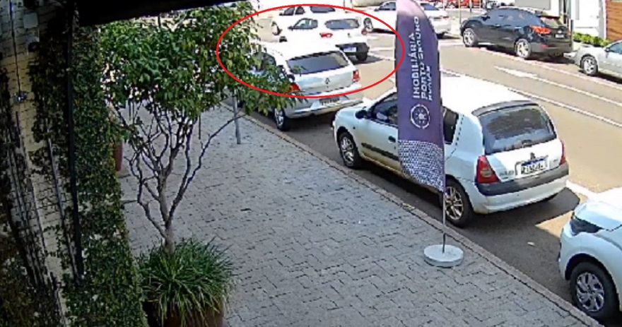 Câmera flagra Renault Kwid capotando após colisão no Centro