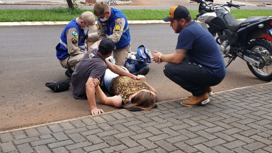 Mulher fratura o pé em acidente com moto na Avenida Rocha Pombo