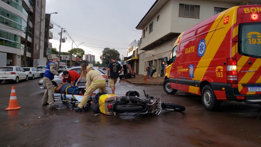 Acidente entre Fiorino e moto deixa motociclista ferido no Centro