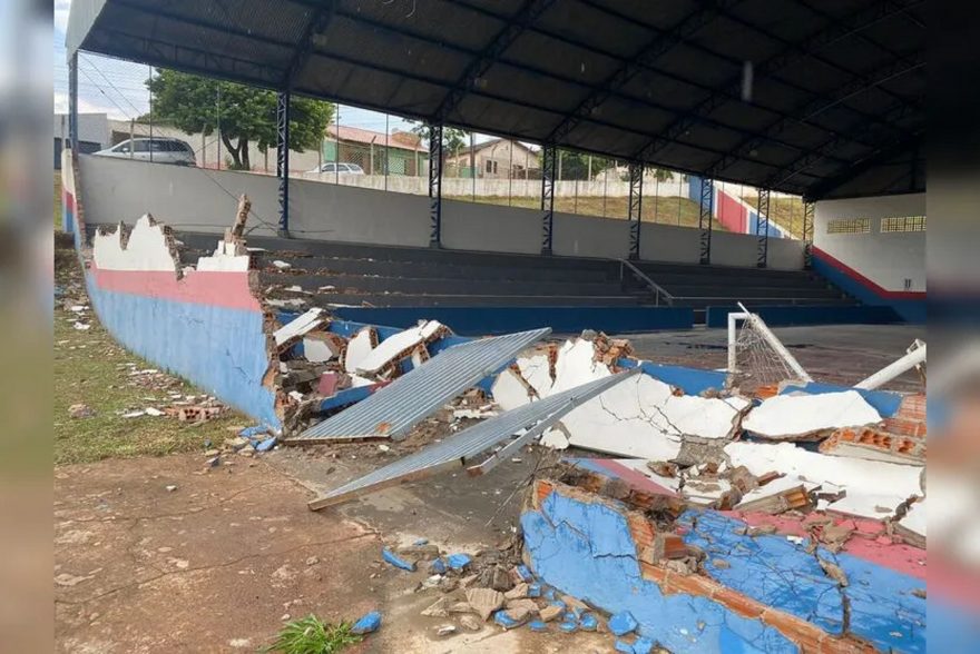 Temporal provoca queda de árvores e destruição de muro de escola em Apucarana