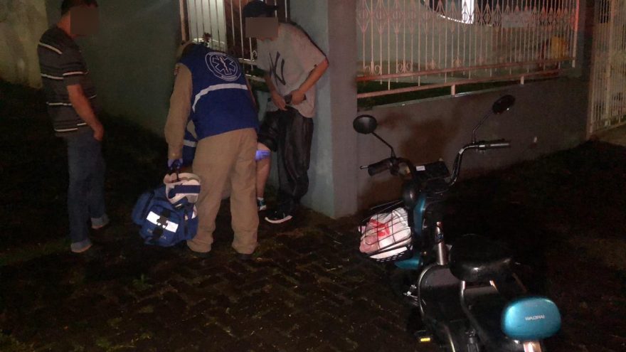 Jovem fica ferido ao sofrer queda com bicicleta elétrica na Rua Rio de Janeiro