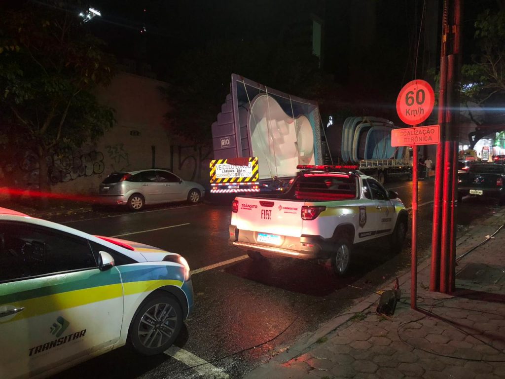 Caminhão carregado com piscinas arrebenta fiação de poste no Centro