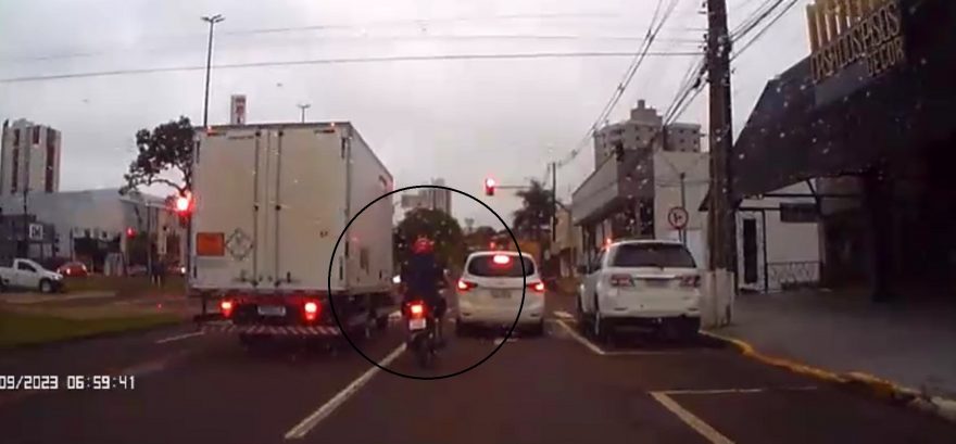 Câmera veicular registra imprudência de pedestres e motoristas em Cascavel