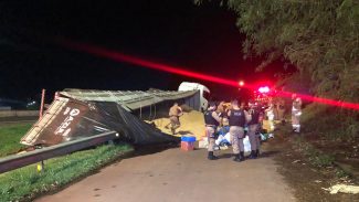 Carreta carregada com drogas tomba na BR-467 em Cascavel