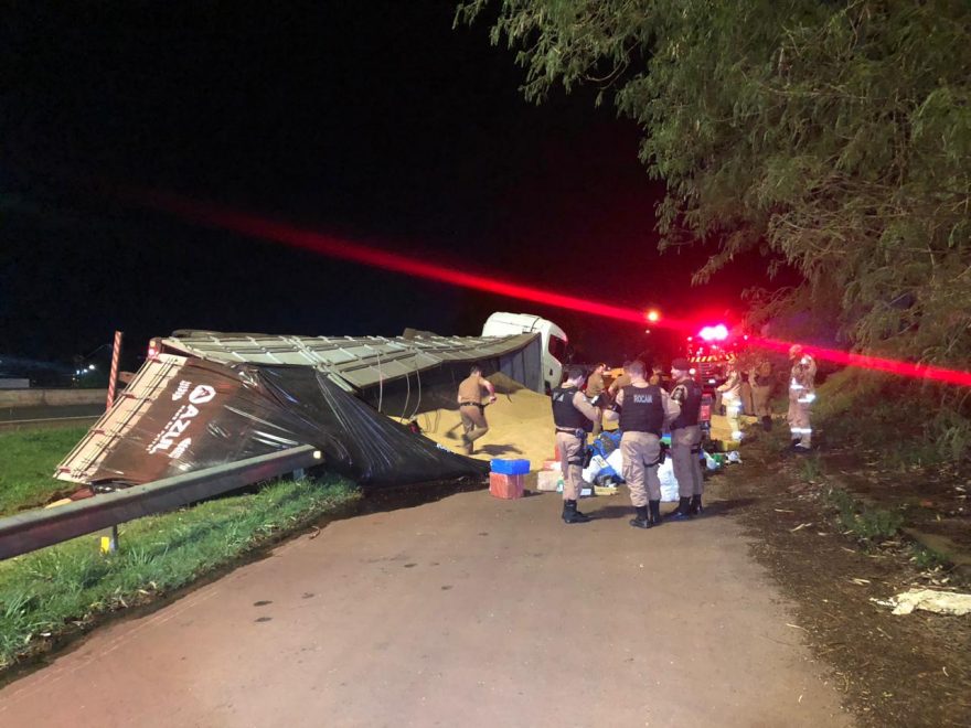 Carreta carregada com drogas tomba na BR-467 em Cascavel