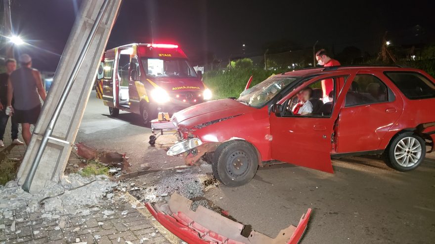 Passageiro fica ferido após carro bater em poste na Rua Souza Naves; motorista fugiu do local