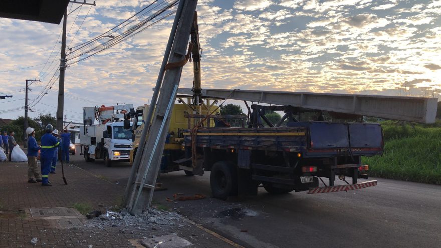 Poste destruído em acidente nesta madrugada na rua Souza Naves é substituído