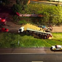 Polícia Militar encontra 3,2 toneladas de maconha em carreta tombada em Cascavel