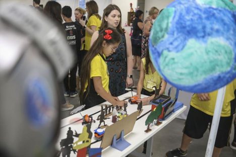 Estudantes mostram trabalhos feitos nos Faróis do Saber e Inovação e ganham kits de robótica Imagem referente a Estudantes mostram trabalhos feitos nos Faróis do Saber e Inovação e ganham kits de robótica