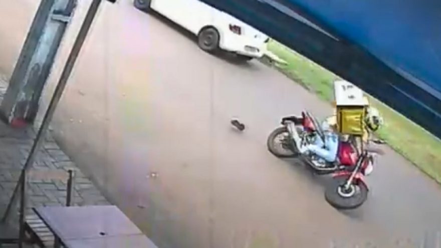 Câmera flagra acidente que deixou motociclista ferido no Brasmadeira