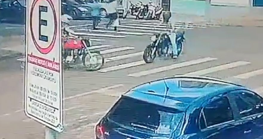 Câmera registra acidente entre duas motos na Rua Paraná