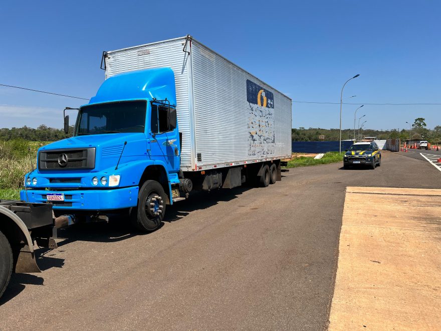 PRF apreende cigarros contrabandeados em meio a carga de carcaça de pneus